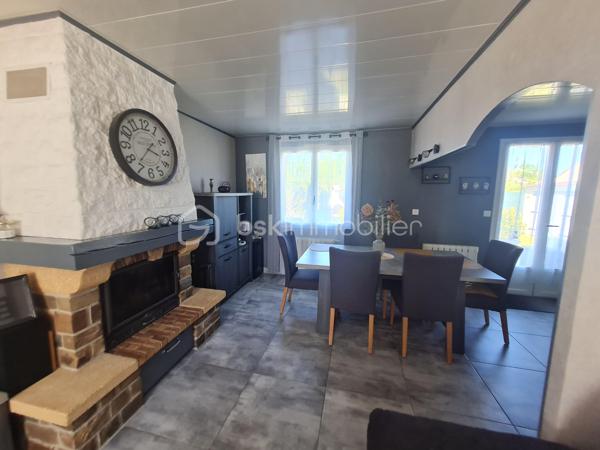 Quartier calme de Cannes Ecluse maison de plein pied de 76 m2 à ne pas manquer.
Comprenant 1 entrée, 1 cuisine aménagée et équipée, un salon, salle à manger avec une cheminée à bois foyer fermer, 1 salle d'eau, 1 wc.
3 chambres avec placards.
1 cellier, 1 garage porte télécommandée aucun travaux à prévoir.
terrain de 515 m2 terrasse avec tonnelle.  une dépendance. 
Toutes commodités médecins, pharmacie, école maternelle, primaire, boulangerie, café, épicerie.
Gare de Montereau Fault- Yonne, Paris gare de Lyon à 1 heure. Bus à proximité de la maison.
Un vrai coup de cœur.
Je reste à votre disposition 7/7