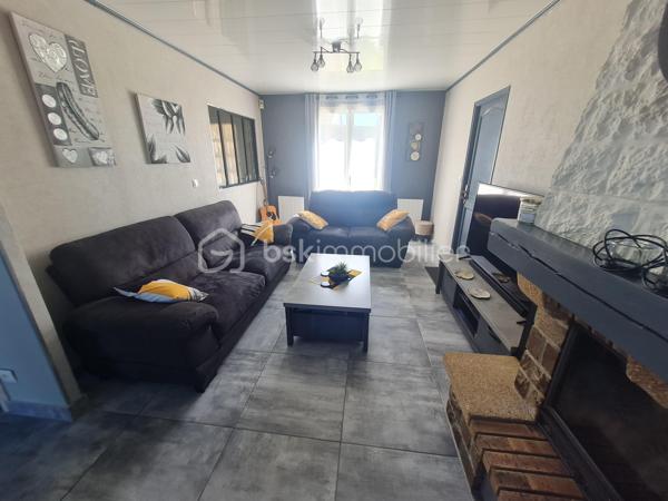 Quartier calme de Cannes Ecluse maison de plein pied de 76 m2 à ne pas manquer.
Comprenant 1 entrée, 1 cuisine aménagée et équipée, un salon, salle à manger avec une cheminée à bois foyer fermer, 1 salle d'eau, 1 wc.
3 chambres avec placards.
1 cellier, 1 garage porte télécommandée aucun travaux à prévoir.
terrain de 515 m2 terrasse avec tonnelle.  une dépendance. 
Toutes commodités médecins, pharmacie, école maternelle, primaire, boulangerie, café, épicerie.
Gare de Montereau Fault- Yonne, Paris gare de Lyon à 1 heure. Bus à proximité de la maison.
Un vrai coup de cœur.
Je reste à votre disposition 7/7