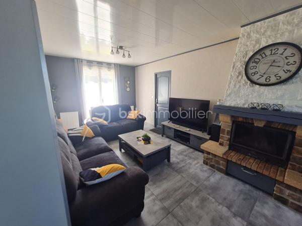 Quartier calme de Cannes Ecluse maison de plein pied de 76 m2 à ne pas manquer.
Comprenant 1 entrée, 1 cuisine aménagée et équipée, un salon, salle à manger avec une cheminée à bois foyer fermer, 1 salle d'eau, 1 wc.
3 chambres avec placards.
1 cellier, 1 garage porte télécommandée aucun travaux à prévoir.
terrain de 515 m2 terrasse avec tonnelle.  une dépendance. 
Toutes commodités médecins, pharmacie, école maternelle, primaire, boulangerie, café, épicerie.
Gare de Montereau Fault- Yonne, Paris gare de Lyon à 1 heure. Bus à proximité de la maison.
Un vrai coup de cœur.
Je reste à votre disposition 7/7