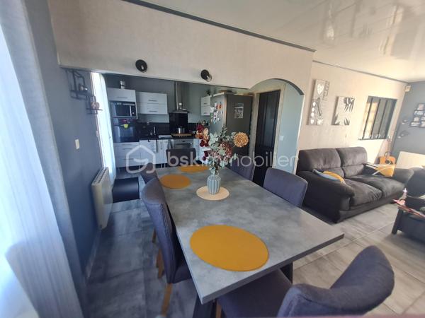 Quartier calme de Cannes Ecluse maison de plein pied de 76 m2 à ne pas manquer.
Comprenant 1 entrée, 1 cuisine aménagée et équipée, un salon, salle à manger avec une cheminée à bois foyer fermer, 1 salle d'eau, 1 wc.
3 chambres avec placards.
1 cellier, 1 garage porte télécommandée aucun travaux à prévoir.
terrain de 515 m2 terrasse avec tonnelle.  une dépendance. 
Toutes commodités médecins, pharmacie, école maternelle, primaire, boulangerie, café, épicerie.
Gare de Montereau Fault- Yonne, Paris gare de Lyon à 1 heure. Bus à proximité de la maison.
Un vrai coup de cœur.
Je reste à votre disposition 7/7