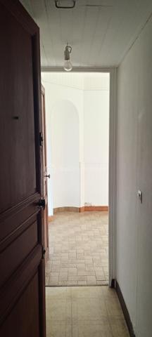Dans une rue pavillonnaire, proche du marché, du théatre et de la gare de Corbeil essonnes, je vous propose un appartement trois pièces au RDC d'une résidence trés bien entretenue.

Venez visiter cet appartement composé d'un salon avec cuisine semi-ouverte, de deux chambres et d'une salle d'eau. Ce bien offre plusieurs possibilités d'aménagement intéressantes. Il donne sur la cour de la résidence, ce qui permet d'être au calme. Pour stocker vos affaires , une cave complète le bien.
En location, le loyer était de 770 euros.
Le bien est libre de toute occupation
L'appartement est en bon état général; il n'y a pas de place de parking.

Les avantages:
- pompes à chaleur
- marché, cabinet médical et théatre au bout de la rue.
- gare  de Corbeil Essonnes à 8mn à pieds.
- idéal pour un investisseur, une personne solo ou un jeune couple.