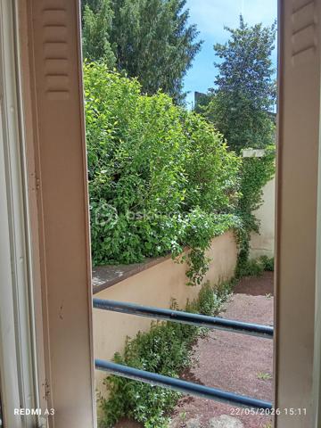 Dans une rue pavillonnaire, proche du marché, du théatre et de la gare de Corbeil essonnes, je vous propose un appartement trois pièces au RDC d'une résidence trés bien entretenue.

Venez visiter cet appartement composé d'un salon avec cuisine semi-ouverte, de deux chambres et d'une salle d'eau. Ce bien offre plusieurs possibilités d'aménagement intéressantes. Il donne sur la cour de la résidence, ce qui permet d'être au calme. Pour stocker vos affaires , une cave complète le bien.
En location, le loyer était de 770 euros.
Le bien est libre de toute occupation
L'appartement est en bon état général; il n'y a pas de place de parking.

Les avantages:
- pompes à chaleur
- marché, cabinet médical et théatre au bout de la rue.
- gare  de Corbeil Essonnes à 8mn à pieds.
- idéal pour un investisseur, une personne solo ou un jeune couple.