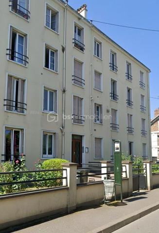 Dans une rue pavillonnaire, proche du marché, du théatre et de la gare de Corbeil essonnes, je vous propose un appartement trois pièces au RDC d'une résidence trés bien entretenue.

Venez visiter cet appartement composé d'un salon avec cuisine semi-ouverte, de deux chambres et d'une salle d'eau. Ce bien offre plusieurs possibilités d'aménagement intéressantes. Il donne sur la cour de la résidence, ce qui permet d'être au calme. Pour stocker vos affaires , une cave complète le bien.
En location, le loyer était de 770 euros.
Le bien est libre de toute occupation
L'appartement est en bon état général; il n'y a pas de place de parking.

Les avantages:
- pompes à chaleur
- marché, cabinet médical et théatre au bout de la rue.
- gare  de Corbeil Essonnes à 8mn à pieds.
- idéal pour un investisseur, une personne solo ou un jeune couple.