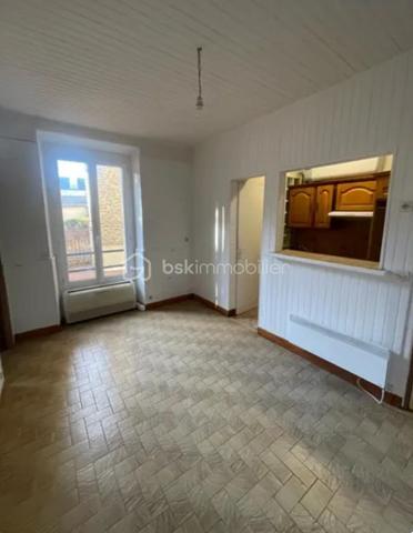 Dans une rue pavillonnaire, proche du marché, du théatre et de la gare de Corbeil essonnes, je vous propose un appartement trois pièces au RDC d'une résidence trés bien entretenue.

Venez visiter cet appartement composé d'un salon avec cuisine semi-ouverte, de deux chambres et d'une salle d'eau. Ce bien offre plusieurs possibilités d'aménagement intéressantes. Il donne sur la cour de la résidence, ce qui permet d'être au calme. Pour stocker vos affaires , une cave complète le bien.
En location, le loyer était de 770 euros.
Le bien est libre de toute occupation
L'appartement est en bon état général; il n'y a pas de place de parking.

Les avantages:
- pompes à chaleur
- marché, cabinet médical et théatre au bout de la rue.
- gare  de Corbeil Essonnes à 8mn à pieds.
- idéal pour un investisseur, une personne solo ou un jeune couple.