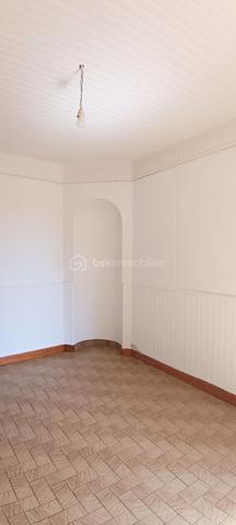 Dans une rue pavillonnaire, proche du marché, du théatre et de la gare de Corbeil essonnes, je vous propose un appartement trois pièces au RDC d'une résidence trés bien entretenue.

Venez visiter cet appartement composé d'un salon avec cuisine semi-ouverte, de deux chambres et d'une salle d'eau. Ce bien offre plusieurs possibilités d'aménagement intéressantes. Il donne sur la cour de la résidence, ce qui permet d'être au calme. Pour stocker vos affaires , une cave complète le bien.
En location, le loyer était de 770 euros.
Le bien est libre de toute occupation
L'appartement est en bon état général; il n'y a pas de place de parking.

Les avantages:
- pompes à chaleur
- marché, cabinet médical et théatre au bout de la rue.
- gare  de Corbeil Essonnes à 8mn à pieds.
- idéal pour un investisseur, une personne solo ou un jeune couple.