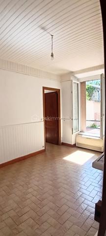 Dans une rue pavillonnaire, proche du marché, du théatre et de la gare de Corbeil essonnes, je vous propose un appartement trois pièces au RDC d'une résidence trés bien entretenue.

Venez visiter cet appartement composé d'un salon avec cuisine semi-ouverte, de deux chambres et d'une salle d'eau. Ce bien offre plusieurs possibilités d'aménagement intéressantes. Il donne sur la cour de la résidence, ce qui permet d'être au calme. Pour stocker vos affaires , une cave complète le bien.
En location, le loyer était de 770 euros.
Le bien est libre de toute occupation
L'appartement est en bon état général; il n'y a pas de place de parking.

Les avantages:
- pompes à chaleur
- marché, cabinet médical et théatre au bout de la rue.
- gare  de Corbeil Essonnes à 8mn à pieds.
- idéal pour un investisseur, une personne solo ou un jeune couple.