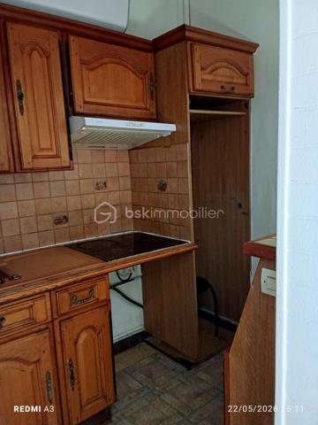 Dans une rue pavillonnaire, proche du marché, du théatre et de la gare de Corbeil essonnes, je vous propose un appartement trois pièces au RDC d'une résidence trés bien entretenue.

Venez visiter cet appartement composé d'un salon avec cuisine semi-ouverte, de deux chambres et d'une salle d'eau. Ce bien offre plusieurs possibilités d'aménagement intéressantes. Il donne sur la cour de la résidence, ce qui permet d'être au calme. Pour stocker vos affaires , une cave complète le bien.
En location, le loyer était de 770 euros.
Le bien est libre de toute occupation
L'appartement est en bon état général; il n'y a pas de place de parking.

Les avantages:
- pompes à chaleur
- marché, cabinet médical et théatre au bout de la rue.
- gare  de Corbeil Essonnes à 8mn à pieds.
- idéal pour un investisseur, une personne solo ou un jeune couple.