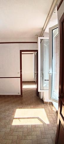 Dans une rue pavillonnaire, proche du marché, du théatre et de la gare de Corbeil essonnes, je vous propose un appartement trois pièces au RDC d'une résidence trés bien entretenue.

Venez visiter cet appartement composé d'un salon avec cuisine semi-ouverte, de deux chambres et d'une salle d'eau. Ce bien offre plusieurs possibilités d'aménagement intéressantes. Il donne sur la cour de la résidence, ce qui permet d'être au calme. Pour stocker vos affaires , une cave complète le bien.
En location, le loyer était de 770 euros.
Le bien est libre de toute occupation
L'appartement est en bon état général; il n'y a pas de place de parking.

Les avantages:
- pompes à chaleur
- marché, cabinet médical et théatre au bout de la rue.
- gare  de Corbeil Essonnes à 8mn à pieds.
- idéal pour un investisseur, une personne solo ou un jeune couple.