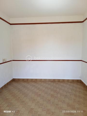 Dans une rue pavillonnaire, proche du marché, du théatre et de la gare de Corbeil essonnes, je vous propose un appartement trois pièces au RDC d'une résidence trés bien entretenue.

Venez visiter cet appartement composé d'un salon avec cuisine semi-ouverte, de deux chambres et d'une salle d'eau. Ce bien offre plusieurs possibilités d'aménagement intéressantes. Il donne sur la cour de la résidence, ce qui permet d'être au calme. Pour stocker vos affaires , une cave complète le bien.
En location, le loyer était de 770 euros.
Le bien est libre de toute occupation
L'appartement est en bon état général; il n'y a pas de place de parking.

Les avantages:
- pompes à chaleur
- marché, cabinet médical et théatre au bout de la rue.
- gare  de Corbeil Essonnes à 8mn à pieds.
- idéal pour un investisseur, une personne solo ou un jeune couple.