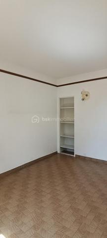 Dans une rue pavillonnaire, proche du marché, du théatre et de la gare de Corbeil essonnes, je vous propose un appartement trois pièces au RDC d'une résidence trés bien entretenue.

Venez visiter cet appartement composé d'un salon avec cuisine semi-ouverte, de deux chambres et d'une salle d'eau. Ce bien offre plusieurs possibilités d'aménagement intéressantes. Il donne sur la cour de la résidence, ce qui permet d'être au calme. Pour stocker vos affaires , une cave complète le bien.
En location, le loyer était de 770 euros.
Le bien est libre de toute occupation
L'appartement est en bon état général; il n'y a pas de place de parking.

Les avantages:
- pompes à chaleur
- marché, cabinet médical et théatre au bout de la rue.
- gare  de Corbeil Essonnes à 8mn à pieds.
- idéal pour un investisseur, une personne solo ou un jeune couple.