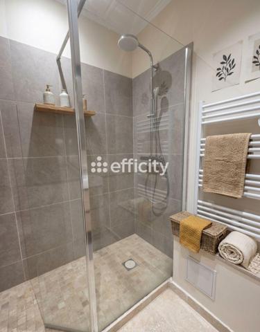 Maison
         8 pièces
        - 162 m² Bien prestige 1 260 000 € *