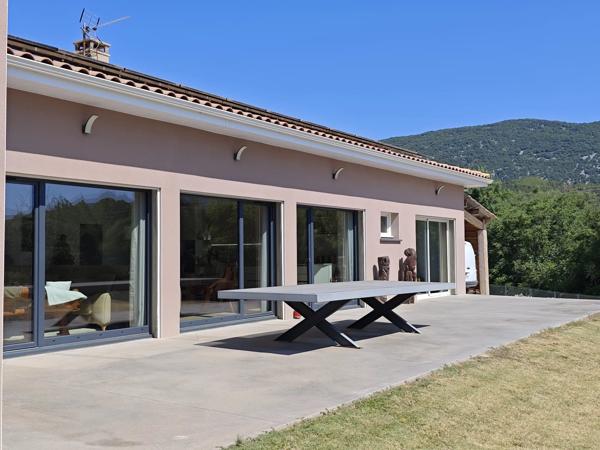 Caudiès-de-Fenouillèdes: maison contemporaine économe en énergie sur un grand terrain