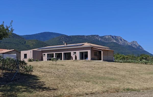 Caudiès-de-Fenouillèdes: maison contemporaine économe en énergie sur un grand terrain