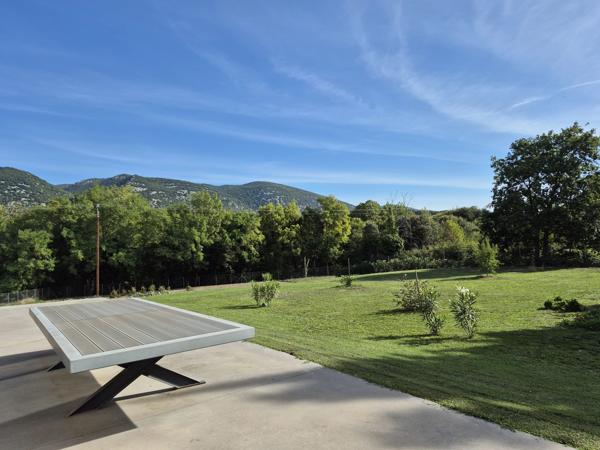 Caudiès-de-Fenouillèdes: maison contemporaine économe en énergie sur un grand terrain