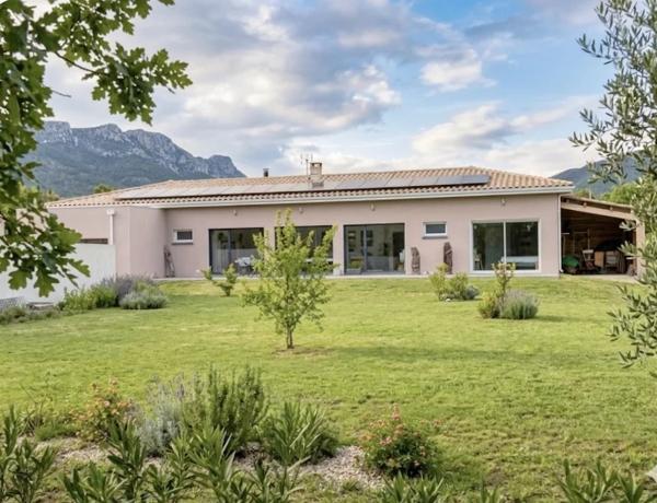 Caudiès-de-Fenouillèdes: maison contemporaine économe en énergie sur un grand terrain