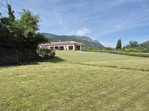 Caudiès-de-Fenouillèdes: maison contemporaine économe en énergie sur un grand terrain