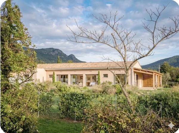 Caudiès-de-Fenouillèdes: maison contemporaine économe en énergie sur un grand terrain