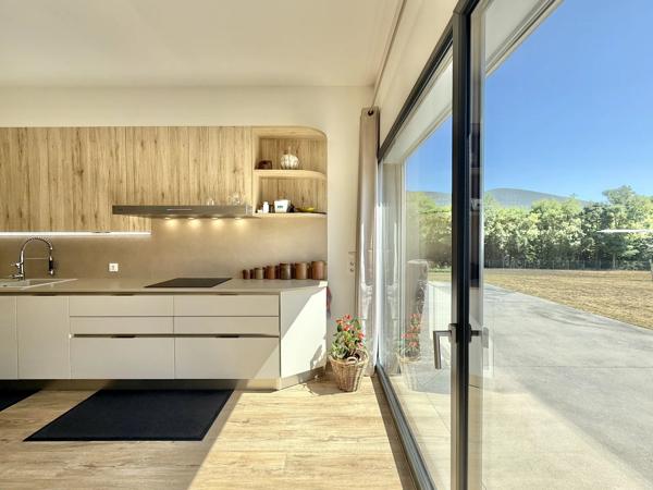 Caudiès-de-Fenouillèdes: maison contemporaine économe en énergie sur un grand terrain