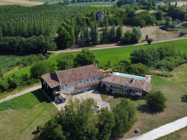 Élégante grange rénovée avec maison d’amis, piscine de 14 m et vues panoramiques à 360° – à proximité d’Eymet