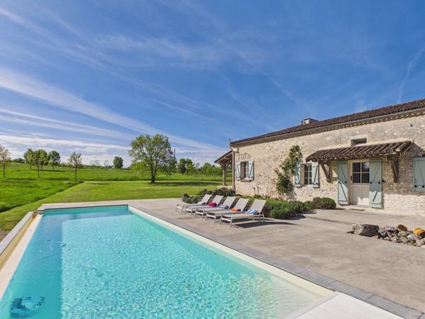 Élégante grange rénovée avec maison d’amis, piscine de 14 m et vues panoramiques à 360° – à proximité d’Eymet