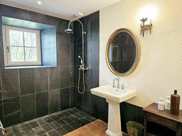Élégante grange rénovée avec maison d’amis, piscine de 14 m et vues panoramiques à 360° – à proximité d’Eymet
