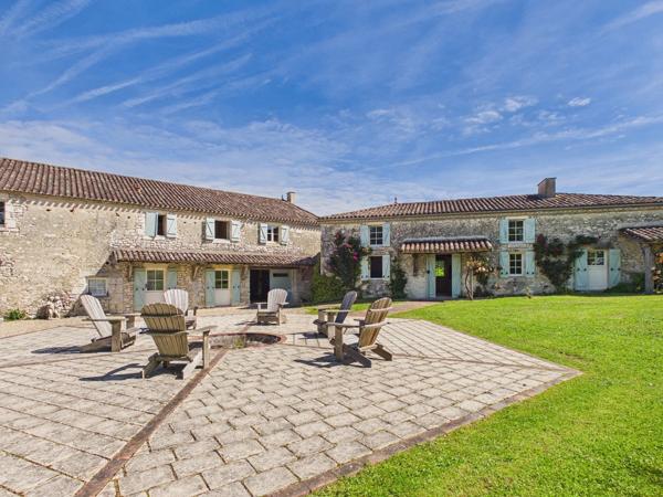 Élégante grange rénovée avec maison d’amis, piscine de 14 m et vues panoramiques à 360° – à proximité d’Eymet