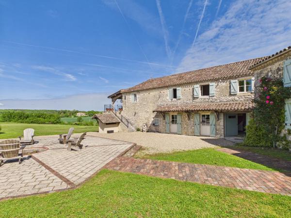 Élégante grange rénovée avec maison d’amis, piscine de 14 m et vues panoramiques à 360° – à proximité d’Eymet