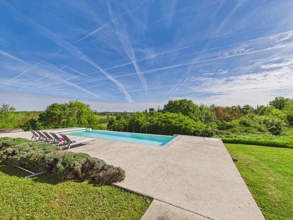 Élégante grange rénovée avec maison d’amis, piscine de 14 m et vues panoramiques à 360° – à proximité d’Eymet