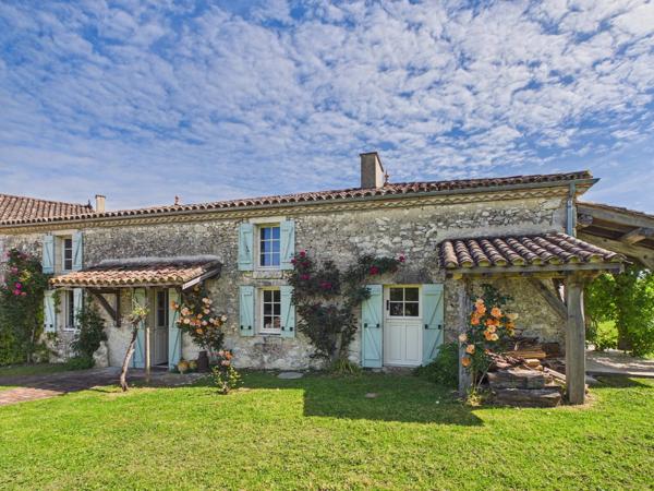 Élégante grange rénovée avec maison d’amis, piscine de 14 m et vues panoramiques à 360° – à proximité d’Eymet