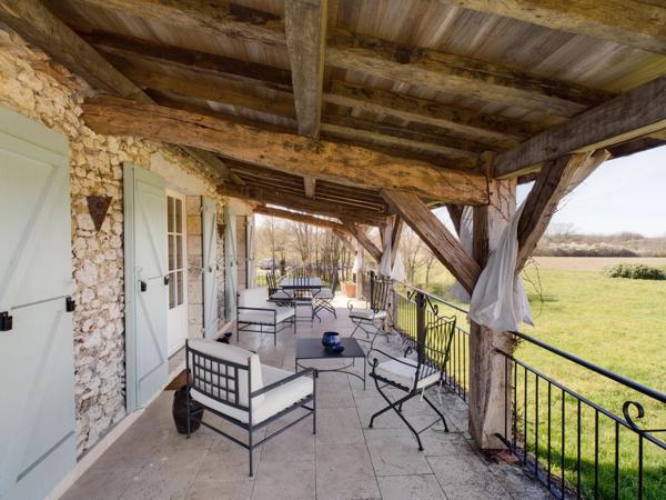 Élégante grange rénovée avec maison d’amis, piscine de 14 m et vues panoramiques à 360° – à proximité d’Eymet