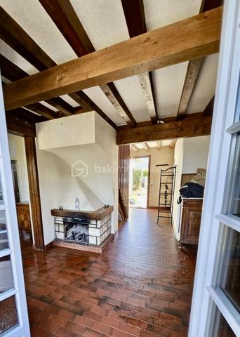 Sur la commune d' Ozoir la Ferrière, quartier de la Brèche aux Loups, vous êtes à 5' des petits commerces de proximité, à moins de 10' à pied de toutes les écoles et à 10' à pied du RER.
Venez découvrir cette maison, modèle Blanche-Neige, avec un salon/salle à manger d'environ 25m² donnant sur la terrasse, 4 chambres et une cuisine refaite à neuf.
Cette maison de 1970, vous séduira par ses volumes, sa luminosité et par son organisation générale. Un vrai coup de cœur !
Le jardin bien dimensionné, sans vis à vis, donne sur la mare aux canards, recherchée pour les promenades.

L'entrée de la maison s'ouvre sur la grande pièce de vie en L, lumineuses avec 2 baies vitrées donnant sur la terrasse carrelée d'environ 15 m² et le jardin. L'espace est à aménager, en salon, salle à manger et bien d'autres choses...
La cuisine de 7 m² est complétée par un cellier de 6 m² donnant sur le garage. Vous trouverez également au rdc une suite parentale de 13 m² et un WC indépendant.
L'espace nuit de l'étage est composé d'un palier et de 3 chambres de 9 à 11 m², toutes à redécorer. La salle d'eau de l'étage est à rafraîchir également

Les +++ : une propriété entièrement clôturée, l'absence de vis à vis, un jardin plat sur le devant et un second avec terrasse à l'arrière de la maison, une toiture en bon état, une cheminée, une luminosité remarquable toute la journée. Le salon/salle à manger traversant, 4 chambres dont une de 13 m², une cuisine et un cellier pour 13 m², un DPE de classe E avec une bonne isolation de la toiture. Et pout compléter, un garage de 15 m² avec rangement.
L'accès est simple à toutes les commodités : écoles, commerces, transports et espaces verts. Tous accessibles à pied.

Ne tardez pas à visiter cette maison à très fort potentiel ! Bien rare sur le marché !