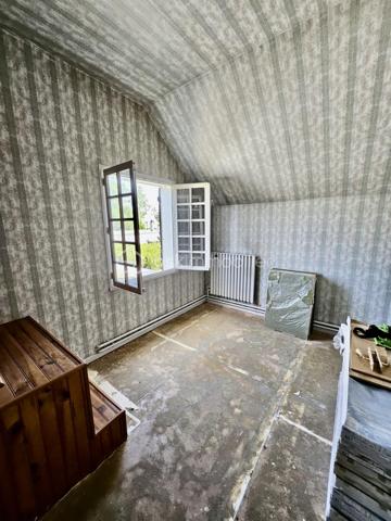 Sur la commune d' Ozoir la Ferrière, quartier de la Brèche aux Loups, vous êtes à 5' des petits commerces de proximité, à moins de 10' à pied de toutes les écoles et à 10' à pied du RER.
Venez découvrir cette maison, modèle Blanche-Neige, avec un salon/salle à manger d'environ 25m² donnant sur la terrasse, 4 chambres et une cuisine refaite à neuf.
Cette maison de 1970, vous séduira par ses volumes, sa luminosité et par son organisation générale. Un vrai coup de cœur !
Le jardin bien dimensionné, sans vis à vis, donne sur la mare aux canards, recherchée pour les promenades.

L'entrée de la maison s'ouvre sur la grande pièce de vie en L, lumineuses avec 2 baies vitrées donnant sur la terrasse carrelée d'environ 15 m² et le jardin. L'espace est à aménager, en salon, salle à manger et bien d'autres choses...
La cuisine de 7 m² est complétée par un cellier de 6 m² donnant sur le garage. Vous trouverez également au rdc une suite parentale de 13 m² et un WC indépendant.
L'espace nuit de l'étage est composé d'un palier et de 3 chambres de 9 à 11 m², toutes à redécorer. La salle d'eau de l'étage est à rafraîchir également

Les +++ : une propriété entièrement clôturée, l'absence de vis à vis, un jardin plat sur le devant et un second avec terrasse à l'arrière de la maison, une toiture en bon état, une cheminée, une luminosité remarquable toute la journée. Le salon/salle à manger traversant, 4 chambres dont une de 13 m², une cuisine et un cellier pour 13 m², un DPE de classe E avec une bonne isolation de la toiture. Et pout compléter, un garage de 15 m² avec rangement.
L'accès est simple à toutes les commodités : écoles, commerces, transports et espaces verts. Tous accessibles à pied.

Ne tardez pas à visiter cette maison à très fort potentiel ! Bien rare sur le marché !