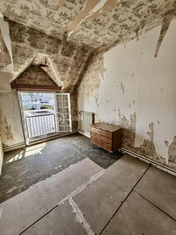 Sur la commune d' Ozoir la Ferrière, quartier de la Brèche aux Loups, vous êtes à 5' des petits commerces de proximité, à moins de 10' à pied de toutes les écoles et à 10' à pied du RER.
Venez découvrir cette maison, modèle Blanche-Neige, avec un salon/salle à manger d'environ 25m² donnant sur la terrasse, 4 chambres et une cuisine refaite à neuf.
Cette maison de 1970, vous séduira par ses volumes, sa luminosité et par son organisation générale. Un vrai coup de cœur !
Le jardin bien dimensionné, sans vis à vis, donne sur la mare aux canards, recherchée pour les promenades.

L'entrée de la maison s'ouvre sur la grande pièce de vie en L, lumineuses avec 2 baies vitrées donnant sur la terrasse carrelée d'environ 15 m² et le jardin. L'espace est à aménager, en salon, salle à manger et bien d'autres choses...
La cuisine de 7 m² est complétée par un cellier de 6 m² donnant sur le garage. Vous trouverez également au rdc une suite parentale de 13 m² et un WC indépendant.
L'espace nuit de l'étage est composé d'un palier et de 3 chambres de 9 à 11 m², toutes à redécorer. La salle d'eau de l'étage est à rafraîchir également

Les +++ : une propriété entièrement clôturée, l'absence de vis à vis, un jardin plat sur le devant et un second avec terrasse à l'arrière de la maison, une toiture en bon état, une cheminée, une luminosité remarquable toute la journée. Le salon/salle à manger traversant, 4 chambres dont une de 13 m², une cuisine et un cellier pour 13 m², un DPE de classe E avec une bonne isolation de la toiture. Et pout compléter, un garage de 15 m² avec rangement.
L'accès est simple à toutes les commodités : écoles, commerces, transports et espaces verts. Tous accessibles à pied.

Ne tardez pas à visiter cette maison à très fort potentiel ! Bien rare sur le marché !