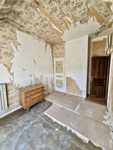 Sur la commune d' Ozoir la Ferrière, quartier de la Brèche aux Loups, vous êtes à 5' des petits commerces de proximité, à moins de 10' à pied de toutes les écoles et à 10' à pied du RER.
Venez découvrir cette maison, modèle Blanche-Neige, avec un salon/salle à manger d'environ 25m² donnant sur la terrasse, 4 chambres et une cuisine refaite à neuf.
Cette maison de 1970, vous séduira par ses volumes, sa luminosité et par son organisation générale. Un vrai coup de cœur !
Le jardin bien dimensionné, sans vis à vis, donne sur la mare aux canards, recherchée pour les promenades.

L'entrée de la maison s'ouvre sur la grande pièce de vie en L, lumineuses avec 2 baies vitrées donnant sur la terrasse carrelée d'environ 15 m² et le jardin. L'espace est à aménager, en salon, salle à manger et bien d'autres choses...
La cuisine de 7 m² est complétée par un cellier de 6 m² donnant sur le garage. Vous trouverez également au rdc une suite parentale de 13 m² et un WC indépendant.
L'espace nuit de l'étage est composé d'un palier et de 3 chambres de 9 à 11 m², toutes à redécorer. La salle d'eau de l'étage est à rafraîchir également

Les +++ : une propriété entièrement clôturée, l'absence de vis à vis, un jardin plat sur le devant et un second avec terrasse à l'arrière de la maison, une toiture en bon état, une cheminée, une luminosité remarquable toute la journée. Le salon/salle à manger traversant, 4 chambres dont une de 13 m², une cuisine et un cellier pour 13 m², un DPE de classe E avec une bonne isolation de la toiture. Et pout compléter, un garage de 15 m² avec rangement.
L'accès est simple à toutes les commodités : écoles, commerces, transports et espaces verts. Tous accessibles à pied.

Ne tardez pas à visiter cette maison à très fort potentiel ! Bien rare sur le marché !