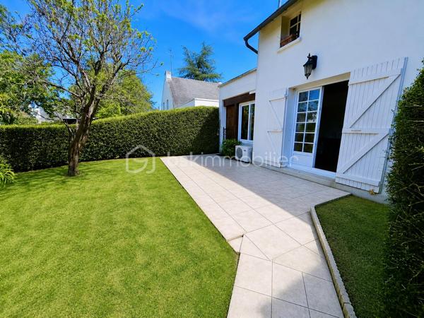Sur la commune d' Ozoir la Ferrière, quartier de la Brèche aux Loups, vous êtes à 5' des petits commerces de proximité, à moins de 10' à pied de toutes les écoles et à 10' à pied du RER.
Venez découvrir cette maison, modèle Blanche-Neige, avec un salon/salle à manger d'environ 25m² donnant sur la terrasse, 4 chambres et une cuisine refaite à neuf.
Cette maison de 1970, vous séduira par ses volumes, sa luminosité et par son organisation générale. Un vrai coup de cœur !
Le jardin bien dimensionné, sans vis à vis, donne sur la mare aux canards, recherchée pour les promenades.

L'entrée de la maison s'ouvre sur la grande pièce de vie en L, lumineuses avec 2 baies vitrées donnant sur la terrasse carrelée d'environ 15 m² et le jardin. L'espace est à aménager, en salon, salle à manger et bien d'autres choses...
La cuisine de 7 m² est complétée par un cellier de 6 m² donnant sur le garage. Vous trouverez également au rdc une suite parentale de 13 m² et un WC indépendant.
L'espace nuit de l'étage est composé d'un palier et de 3 chambres de 9 à 11 m², toutes à redécorer. La salle d'eau de l'étage est à rafraîchir également

Les +++ : une propriété entièrement clôturée, l'absence de vis à vis, un jardin plat sur le devant et un second avec terrasse à l'arrière de la maison, une toiture en bon état, une cheminée, une luminosité remarquable toute la journée. Le salon/salle à manger traversant, 4 chambres dont une de 13 m², une cuisine et un cellier pour 13 m², un DPE de classe E avec une bonne isolation de la toiture. Et pout compléter, un garage de 15 m² avec rangement.
L'accès est simple à toutes les commodités : écoles, commerces, transports et espaces verts. Tous accessibles à pied.

Ne tardez pas à visiter cette maison à très fort potentiel ! Bien rare sur le marché !