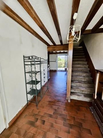 Sur la commune d' Ozoir la Ferrière, quartier de la Brèche aux Loups, vous êtes à 5' des petits commerces de proximité, à moins de 10' à pied de toutes les écoles et à 10' à pied du RER.
Venez découvrir cette maison, modèle Blanche-Neige, avec un salon/salle à manger d'environ 25m² donnant sur la terrasse, 4 chambres et une cuisine refaite à neuf.
Cette maison de 1970, vous séduira par ses volumes, sa luminosité et par son organisation générale. Un vrai coup de cœur !
Le jardin bien dimensionné, sans vis à vis, donne sur la mare aux canards, recherchée pour les promenades.

L'entrée de la maison s'ouvre sur la grande pièce de vie en L, lumineuses avec 2 baies vitrées donnant sur la terrasse carrelée d'environ 15 m² et le jardin. L'espace est à aménager, en salon, salle à manger et bien d'autres choses...
La cuisine de 7 m² est complétée par un cellier de 6 m² donnant sur le garage. Vous trouverez également au rdc une suite parentale de 13 m² et un WC indépendant.
L'espace nuit de l'étage est composé d'un palier et de 3 chambres de 9 à 11 m², toutes à redécorer. La salle d'eau de l'étage est à rafraîchir également

Les +++ : une propriété entièrement clôturée, l'absence de vis à vis, un jardin plat sur le devant et un second avec terrasse à l'arrière de la maison, une toiture en bon état, une cheminée, une luminosité remarquable toute la journée. Le salon/salle à manger traversant, 4 chambres dont une de 13 m², une cuisine et un cellier pour 13 m², un DPE de classe E avec une bonne isolation de la toiture. Et pout compléter, un garage de 15 m² avec rangement.
L'accès est simple à toutes les commodités : écoles, commerces, transports et espaces verts. Tous accessibles à pied.

Ne tardez pas à visiter cette maison à très fort potentiel ! Bien rare sur le marché !