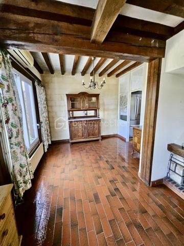 Sur la commune d' Ozoir la Ferrière, quartier de la Brèche aux Loups, vous êtes à 5' des petits commerces de proximité, à moins de 10' à pied de toutes les écoles et à 10' à pied du RER.
Venez découvrir cette maison, modèle Blanche-Neige, avec un salon/salle à manger d'environ 25m² donnant sur la terrasse, 4 chambres et une cuisine refaite à neuf.
Cette maison de 1970, vous séduira par ses volumes, sa luminosité et par son organisation générale. Un vrai coup de cœur !
Le jardin bien dimensionné, sans vis à vis, donne sur la mare aux canards, recherchée pour les promenades.

L'entrée de la maison s'ouvre sur la grande pièce de vie en L, lumineuses avec 2 baies vitrées donnant sur la terrasse carrelée d'environ 15 m² et le jardin. L'espace est à aménager, en salon, salle à manger et bien d'autres choses...
La cuisine de 7 m² est complétée par un cellier de 6 m² donnant sur le garage. Vous trouverez également au rdc une suite parentale de 13 m² et un WC indépendant.
L'espace nuit de l'étage est composé d'un palier et de 3 chambres de 9 à 11 m², toutes à redécorer. La salle d'eau de l'étage est à rafraîchir également

Les +++ : une propriété entièrement clôturée, l'absence de vis à vis, un jardin plat sur le devant et un second avec terrasse à l'arrière de la maison, une toiture en bon état, une cheminée, une luminosité remarquable toute la journée. Le salon/salle à manger traversant, 4 chambres dont une de 13 m², une cuisine et un cellier pour 13 m², un DPE de classe E avec une bonne isolation de la toiture. Et pout compléter, un garage de 15 m² avec rangement.
L'accès est simple à toutes les commodités : écoles, commerces, transports et espaces verts. Tous accessibles à pied.

Ne tardez pas à visiter cette maison à très fort potentiel ! Bien rare sur le marché !