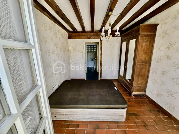 Sur la commune d' Ozoir la Ferrière, quartier de la Brèche aux Loups, vous êtes à 5' des petits commerces de proximité, à moins de 10' à pied de toutes les écoles et à 10' à pied du RER.
Venez découvrir cette maison, modèle Blanche-Neige, avec un salon/salle à manger d'environ 25m² donnant sur la terrasse, 4 chambres et une cuisine refaite à neuf.
Cette maison de 1970, vous séduira par ses volumes, sa luminosité et par son organisation générale. Un vrai coup de cœur !
Le jardin bien dimensionné, sans vis à vis, donne sur la mare aux canards, recherchée pour les promenades.

L'entrée de la maison s'ouvre sur la grande pièce de vie en L, lumineuses avec 2 baies vitrées donnant sur la terrasse carrelée d'environ 15 m² et le jardin. L'espace est à aménager, en salon, salle à manger et bien d'autres choses...
La cuisine de 7 m² est complétée par un cellier de 6 m² donnant sur le garage. Vous trouverez également au rdc une suite parentale de 13 m² et un WC indépendant.
L'espace nuit de l'étage est composé d'un palier et de 3 chambres de 9 à 11 m², toutes à redécorer. La salle d'eau de l'étage est à rafraîchir également

Les +++ : une propriété entièrement clôturée, l'absence de vis à vis, un jardin plat sur le devant et un second avec terrasse à l'arrière de la maison, une toiture en bon état, une cheminée, une luminosité remarquable toute la journée. Le salon/salle à manger traversant, 4 chambres dont une de 13 m², une cuisine et un cellier pour 13 m², un DPE de classe E avec une bonne isolation de la toiture. Et pout compléter, un garage de 15 m² avec rangement.
L'accès est simple à toutes les commodités : écoles, commerces, transports et espaces verts. Tous accessibles à pied.

Ne tardez pas à visiter cette maison à très fort potentiel ! Bien rare sur le marché !