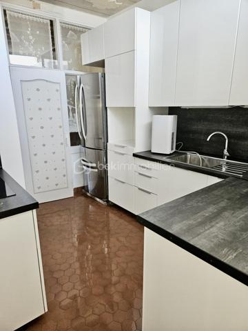 Sur la commune d' Ozoir la Ferrière, quartier de la Brèche aux Loups, vous êtes à 5' des petits commerces de proximité, à moins de 10' à pied de toutes les écoles et à 10' à pied du RER.
Venez découvrir cette maison, modèle Blanche-Neige, avec un salon/salle à manger d'environ 25m² donnant sur la terrasse, 4 chambres et une cuisine refaite à neuf.
Cette maison de 1970, vous séduira par ses volumes, sa luminosité et par son organisation générale. Un vrai coup de cœur !
Le jardin bien dimensionné, sans vis à vis, donne sur la mare aux canards, recherchée pour les promenades.

L'entrée de la maison s'ouvre sur la grande pièce de vie en L, lumineuses avec 2 baies vitrées donnant sur la terrasse carrelée d'environ 15 m² et le jardin. L'espace est à aménager, en salon, salle à manger et bien d'autres choses...
La cuisine de 7 m² est complétée par un cellier de 6 m² donnant sur le garage. Vous trouverez également au rdc une suite parentale de 13 m² et un WC indépendant.
L'espace nuit de l'étage est composé d'un palier et de 3 chambres de 9 à 11 m², toutes à redécorer. La salle d'eau de l'étage est à rafraîchir également

Les +++ : une propriété entièrement clôturée, l'absence de vis à vis, un jardin plat sur le devant et un second avec terrasse à l'arrière de la maison, une toiture en bon état, une cheminée, une luminosité remarquable toute la journée. Le salon/salle à manger traversant, 4 chambres dont une de 13 m², une cuisine et un cellier pour 13 m², un DPE de classe E avec une bonne isolation de la toiture. Et pout compléter, un garage de 15 m² avec rangement.
L'accès est simple à toutes les commodités : écoles, commerces, transports et espaces verts. Tous accessibles à pied.

Ne tardez pas à visiter cette maison à très fort potentiel ! Bien rare sur le marché !