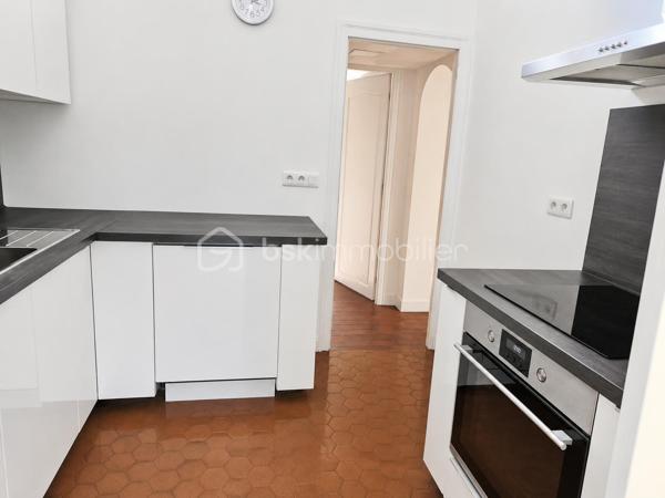 Sur la commune d' Ozoir la Ferrière, quartier de la Brèche aux Loups, vous êtes à 5' des petits commerces de proximité, à moins de 10' à pied de toutes les écoles et à 10' à pied du RER.
Venez découvrir cette maison, modèle Blanche-Neige, avec un salon/salle à manger d'environ 25m² donnant sur la terrasse, 4 chambres et une cuisine refaite à neuf.
Cette maison de 1970, vous séduira par ses volumes, sa luminosité et par son organisation générale. Un vrai coup de cœur !
Le jardin bien dimensionné, sans vis à vis, donne sur la mare aux canards, recherchée pour les promenades.

L'entrée de la maison s'ouvre sur la grande pièce de vie en L, lumineuses avec 2 baies vitrées donnant sur la terrasse carrelée d'environ 15 m² et le jardin. L'espace est à aménager, en salon, salle à manger et bien d'autres choses...
La cuisine de 7 m² est complétée par un cellier de 6 m² donnant sur le garage. Vous trouverez également au rdc une suite parentale de 13 m² et un WC indépendant.
L'espace nuit de l'étage est composé d'un palier et de 3 chambres de 9 à 11 m², toutes à redécorer. La salle d'eau de l'étage est à rafraîchir également

Les +++ : une propriété entièrement clôturée, l'absence de vis à vis, un jardin plat sur le devant et un second avec terrasse à l'arrière de la maison, une toiture en bon état, une cheminée, une luminosité remarquable toute la journée. Le salon/salle à manger traversant, 4 chambres dont une de 13 m², une cuisine et un cellier pour 13 m², un DPE de classe E avec une bonne isolation de la toiture. Et pout compléter, un garage de 15 m² avec rangement.
L'accès est simple à toutes les commodités : écoles, commerces, transports et espaces verts. Tous accessibles à pied.

Ne tardez pas à visiter cette maison à très fort potentiel ! Bien rare sur le marché !