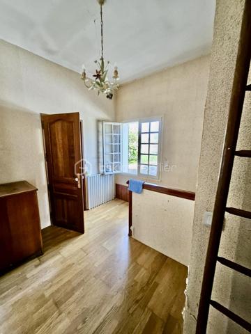 Sur la commune d' Ozoir la Ferrière, quartier de la Brèche aux Loups, vous êtes à 5' des petits commerces de proximité, à moins de 10' à pied de toutes les écoles et à 10' à pied du RER.
Venez découvrir cette maison, modèle Blanche-Neige, avec un salon/salle à manger d'environ 25m² donnant sur la terrasse, 4 chambres et une cuisine refaite à neuf.
Cette maison de 1970, vous séduira par ses volumes, sa luminosité et par son organisation générale. Un vrai coup de cœur !
Le jardin bien dimensionné, sans vis à vis, donne sur la mare aux canards, recherchée pour les promenades.

L'entrée de la maison s'ouvre sur la grande pièce de vie en L, lumineuses avec 2 baies vitrées donnant sur la terrasse carrelée d'environ 15 m² et le jardin. L'espace est à aménager, en salon, salle à manger et bien d'autres choses...
La cuisine de 7 m² est complétée par un cellier de 6 m² donnant sur le garage. Vous trouverez également au rdc une suite parentale de 13 m² et un WC indépendant.
L'espace nuit de l'étage est composé d'un palier et de 3 chambres de 9 à 11 m², toutes à redécorer. La salle d'eau de l'étage est à rafraîchir également

Les +++ : une propriété entièrement clôturée, l'absence de vis à vis, un jardin plat sur le devant et un second avec terrasse à l'arrière de la maison, une toiture en bon état, une cheminée, une luminosité remarquable toute la journée. Le salon/salle à manger traversant, 4 chambres dont une de 13 m², une cuisine et un cellier pour 13 m², un DPE de classe E avec une bonne isolation de la toiture. Et pout compléter, un garage de 15 m² avec rangement.
L'accès est simple à toutes les commodités : écoles, commerces, transports et espaces verts. Tous accessibles à pied.

Ne tardez pas à visiter cette maison à très fort potentiel ! Bien rare sur le marché !