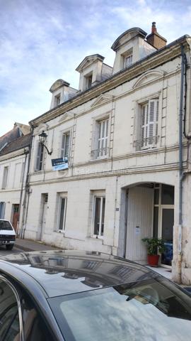 🏡 À VENDRE – Immeuble en plein cœur d'Amboise !

Idéalement situé en centre-ville, cet immeuble offre un fort potentiel avec ses trois espaces distincts d'environ 110 m², 60 m² et 40 m² répartis sur trois niveaux.

✨ De nombreuses possibilités s'offrent à vous :
✔️ Investissement locatif avec création de plusieurs logements
✔️ Bureaux ou activité professionnelle
✔️ Commerce avec espaces complémentaires
✔️ Projet mixte habitation / activité

Son emplacement exceptionnel au cœur d'Amboise constitue un véritable atout pour donner vie à vos projets.

🔨 Travaux à prévoir, mais un potentiel rare à exploiter !

📞 Contactez-moi pour plus d'informations et organiser une visite;

Avec Véro, le beau tempo pour vos projets immo !!