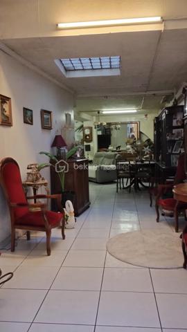🏡 À VENDRE – Immeuble en plein cœur d'Amboise !

Idéalement situé en centre-ville, cet immeuble offre un fort potentiel avec ses trois espaces distincts d'environ 110 m², 60 m² et 40 m² répartis sur trois niveaux.

✨ De nombreuses possibilités s'offrent à vous :
✔️ Investissement locatif avec création de plusieurs logements
✔️ Bureaux ou activité professionnelle
✔️ Commerce avec espaces complémentaires
✔️ Projet mixte habitation / activité

Son emplacement exceptionnel au cœur d'Amboise constitue un véritable atout pour donner vie à vos projets.

🔨 Travaux à prévoir, mais un potentiel rare à exploiter !

📞 Contactez-moi pour plus d'informations et organiser une visite;

Avec Véro, le beau tempo pour vos projets immo !!