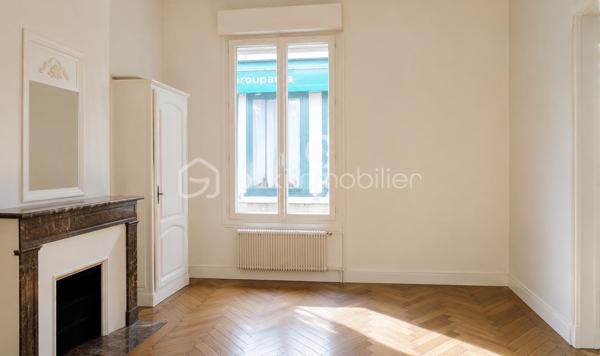 🏡 À VENDRE – Immeuble en plein cœur d'Amboise !

Idéalement situé en centre-ville, cet immeuble offre un fort potentiel avec ses trois espaces distincts d'environ 110 m², 60 m² et 40 m² répartis sur trois niveaux.

✨ De nombreuses possibilités s'offrent à vous :
✔️ Investissement locatif avec création de plusieurs logements
✔️ Bureaux ou activité professionnelle
✔️ Commerce avec espaces complémentaires
✔️ Projet mixte habitation / activité

Son emplacement exceptionnel au cœur d'Amboise constitue un véritable atout pour donner vie à vos projets.

🔨 Travaux à prévoir, mais un potentiel rare à exploiter !

📞 Contactez-moi pour plus d'informations et organiser une visite;

Avec Véro, le beau tempo pour vos projets immo !!
