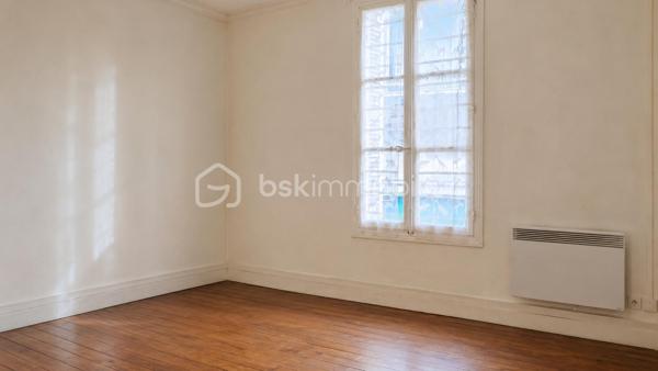 🏡 À VENDRE – Immeuble en plein cœur d'Amboise !

Idéalement situé en centre-ville, cet immeuble offre un fort potentiel avec ses trois espaces distincts d'environ 110 m², 60 m² et 40 m² répartis sur trois niveaux.

✨ De nombreuses possibilités s'offrent à vous :
✔️ Investissement locatif avec création de plusieurs logements
✔️ Bureaux ou activité professionnelle
✔️ Commerce avec espaces complémentaires
✔️ Projet mixte habitation / activité

Son emplacement exceptionnel au cœur d'Amboise constitue un véritable atout pour donner vie à vos projets.

🔨 Travaux à prévoir, mais un potentiel rare à exploiter !

📞 Contactez-moi pour plus d'informations et organiser une visite;

Avec Véro, le beau tempo pour vos projets immo !!