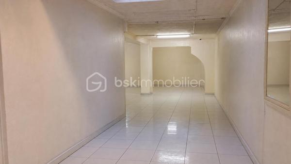 🏡 À VENDRE – Immeuble en plein cœur d'Amboise !

Idéalement situé en centre-ville, cet immeuble offre un fort potentiel avec ses trois espaces distincts d'environ 110 m², 60 m² et 40 m² répartis sur trois niveaux.

✨ De nombreuses possibilités s'offrent à vous :
✔️ Investissement locatif avec création de plusieurs logements
✔️ Bureaux ou activité professionnelle
✔️ Commerce avec espaces complémentaires
✔️ Projet mixte habitation / activité

Son emplacement exceptionnel au cœur d'Amboise constitue un véritable atout pour donner vie à vos projets.

🔨 Travaux à prévoir, mais un potentiel rare à exploiter !

📞 Contactez-moi pour plus d'informations et organiser une visite;

Avec Véro, le beau tempo pour vos projets immo !!