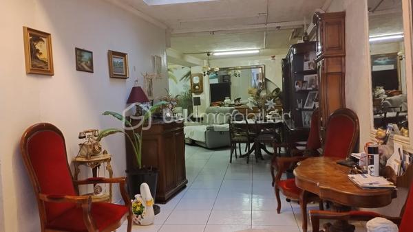 🏡 À VENDRE – Immeuble en plein cœur d'Amboise !

Idéalement situé en centre-ville, cet immeuble offre un fort potentiel avec ses trois espaces distincts d'environ 110 m², 60 m² et 40 m² répartis sur trois niveaux.

✨ De nombreuses possibilités s'offrent à vous :
✔️ Investissement locatif avec création de plusieurs logements
✔️ Bureaux ou activité professionnelle
✔️ Commerce avec espaces complémentaires
✔️ Projet mixte habitation / activité

Son emplacement exceptionnel au cœur d'Amboise constitue un véritable atout pour donner vie à vos projets.

🔨 Travaux à prévoir, mais un potentiel rare à exploiter !

📞 Contactez-moi pour plus d'informations et organiser une visite;

Avec Véro, le beau tempo pour vos projets immo !!