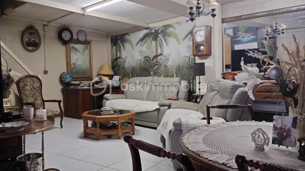 🏡 À VENDRE – Immeuble en plein cœur d'Amboise !

Idéalement situé en centre-ville, cet immeuble offre un fort potentiel avec ses trois espaces distincts d'environ 110 m², 60 m² et 40 m² répartis sur trois niveaux.

✨ De nombreuses possibilités s'offrent à vous :
✔️ Investissement locatif avec création de plusieurs logements
✔️ Bureaux ou activité professionnelle
✔️ Commerce avec espaces complémentaires
✔️ Projet mixte habitation / activité

Son emplacement exceptionnel au cœur d'Amboise constitue un véritable atout pour donner vie à vos projets.

🔨 Travaux à prévoir, mais un potentiel rare à exploiter !

📞 Contactez-moi pour plus d'informations et organiser une visite;

Avec Véro, le beau tempo pour vos projets immo !!