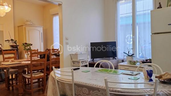 🏡 À VENDRE – Immeuble en plein cœur d'Amboise !

Idéalement situé en centre-ville, cet immeuble offre un fort potentiel avec ses trois espaces distincts d'environ 110 m², 60 m² et 40 m² répartis sur trois niveaux.

✨ De nombreuses possibilités s'offrent à vous :
✔️ Investissement locatif avec création de plusieurs logements
✔️ Bureaux ou activité professionnelle
✔️ Commerce avec espaces complémentaires
✔️ Projet mixte habitation / activité

Son emplacement exceptionnel au cœur d'Amboise constitue un véritable atout pour donner vie à vos projets.

🔨 Travaux à prévoir, mais un potentiel rare à exploiter !

📞 Contactez-moi pour plus d'informations et organiser une visite;

Avec Véro, le beau tempo pour vos projets immo !!