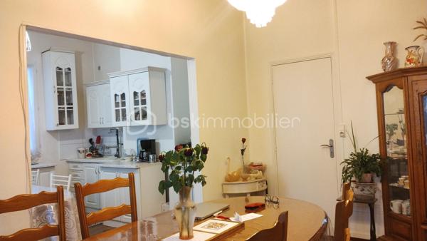🏡 À VENDRE – Immeuble en plein cœur d'Amboise !

Idéalement situé en centre-ville, cet immeuble offre un fort potentiel avec ses trois espaces distincts d'environ 110 m², 60 m² et 40 m² répartis sur trois niveaux.

✨ De nombreuses possibilités s'offrent à vous :
✔️ Investissement locatif avec création de plusieurs logements
✔️ Bureaux ou activité professionnelle
✔️ Commerce avec espaces complémentaires
✔️ Projet mixte habitation / activité

Son emplacement exceptionnel au cœur d'Amboise constitue un véritable atout pour donner vie à vos projets.

🔨 Travaux à prévoir, mais un potentiel rare à exploiter !

📞 Contactez-moi pour plus d'informations et organiser une visite;

Avec Véro, le beau tempo pour vos projets immo !!